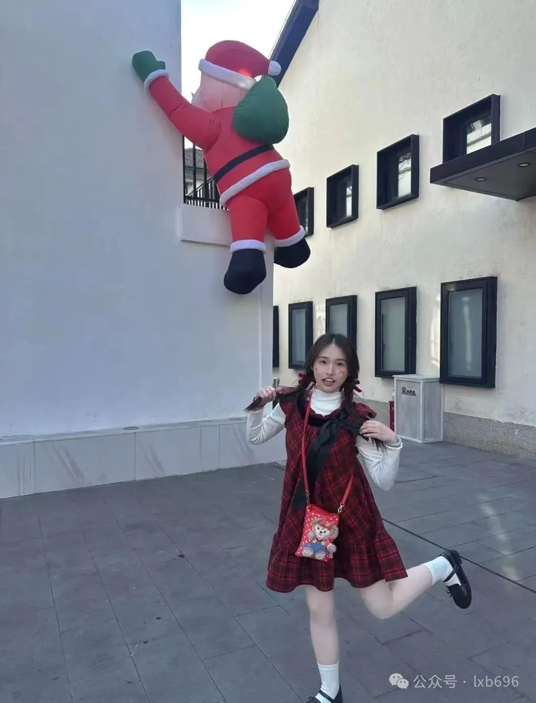 朋友圈不敢发挑战，男生晒自己爱妻的美照！